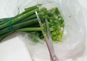 キッチンばさみの便利な使い方・活用方法10選　野菜